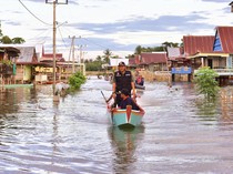Momen Pj Gubernur Sulsel Tinjau Banjir di Wajo