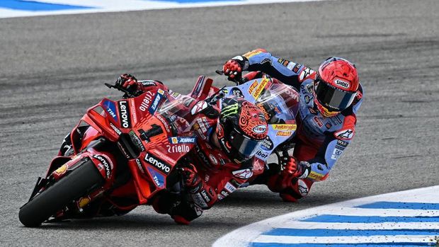 Ducati Italian rider Francesco Bagnaia (Front) and Ducati Spanish rider Marc Marquez compete during the MotoGP Spanish Grand Prix race at the Jerez racetrack in Jerez de la Frontera on April 28, 2024. (Photo by JORGE GUERRERO / AFP)