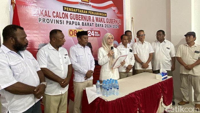 Ketua DPD Partai Gerindra Papua Barat Daya Oktasari Sabil membacakan SK Panitia Penjaringan Calon kepala daerah