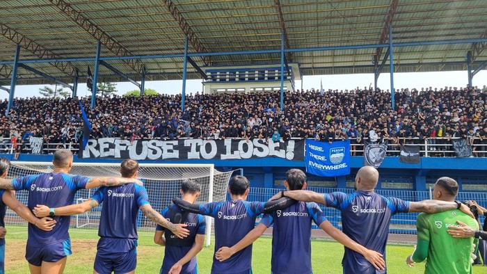 Para pemain Persib mendapat dukungan bobotoh di Stadion Persib, Kota Bandung, Jumat (10/5/2024).
