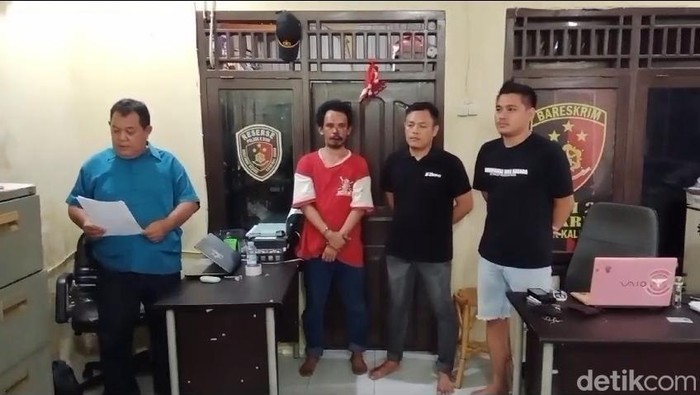Pelaku saat diamankan di Polsek Kalidoni dan diinterogasi oleh penyidik