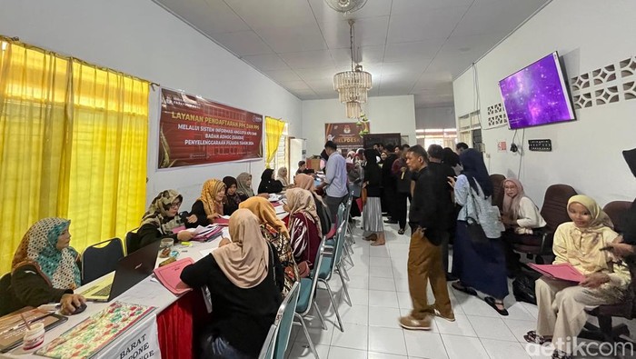 Pelamar PPS KPU Bone saat mengembalikan berkas formulir.