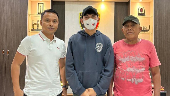 Pemeran seks oral, OU (tengah) saat menyerahkan diri ke Ditreskrimum Polda Maluku.