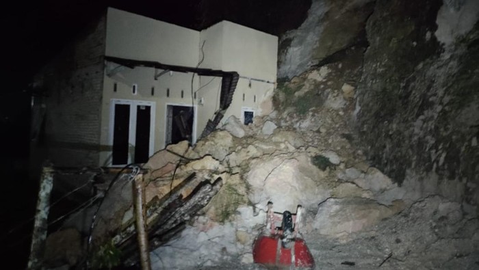 Penampakan rumah warga di Taput yang tertimbun longsor. (Dok. Polres Taput)