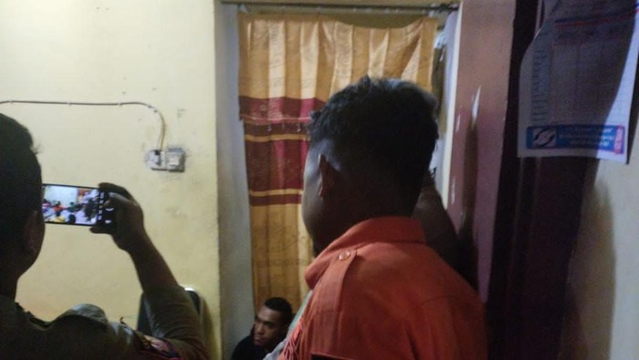 Penanganan penemuan bayi di depan rumah warga Surabaya.