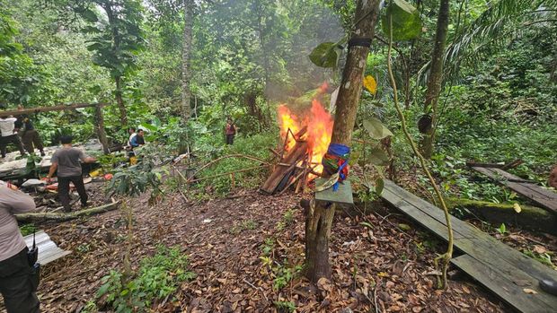 Penertiban bangunan liar di kampus Unri (Dok Polsek Tampan)
