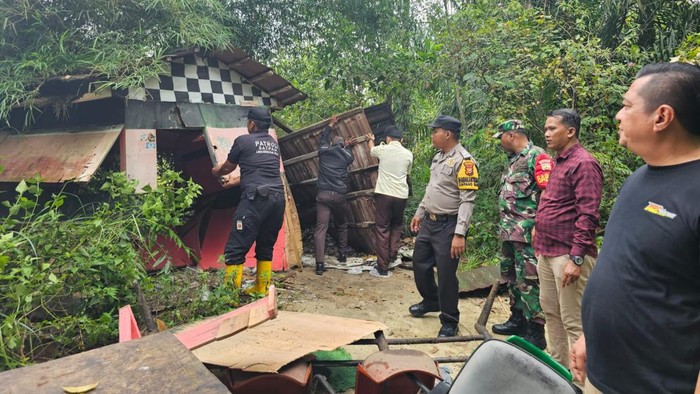 Penertiban bangunan liar di kampus Unri (Dok Polsek Tampan)