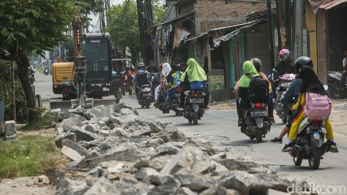 Perbaikan Jalan Rusak di CBL Bekasi Dikebut