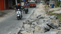 Pengendara harus bersabar karena jalan tengah diperbaiki, mereka nampak melintas secara bergantian.