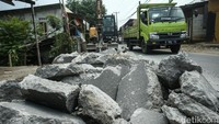 Perbaikan jalan ini dilakukan secara bertahap, kini petugas membongkar beton jalan yang telah rusak.