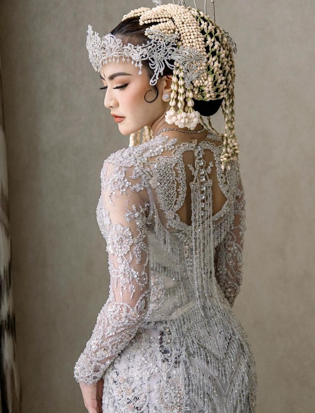 Siger Sunda rancangan desainer aksesori Rinaldy A Yunardi, ronce melati dan perhiasan berlian melengkapi penampilan Mahaluni yang tampil cantik sekaligus anggun. Foto: Instagram/@askyfebrianti