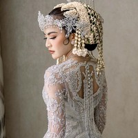 Siger Sunda rancangan desainer aksesori Rinaldy A Yunardi, ronce melati dan perhiasan berlian melengkapi penampilan Mahaluni yang tampil cantik sekaligus anggun. Foto: Instagram/@askyfebrianti