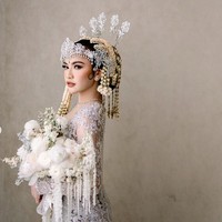 Kebaya putih Mahalini tampak mewah dengan perpaduan berbagai ornamen seperti sequin, payet, kristal dan bordiran. Kebaya modern dengan garis leher heart-shaped itu dipadukan dengan kain Batik bernuansa hitam-putih. Foto: Instagram/@askyfebrianti