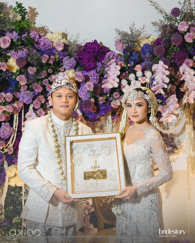 Makeup bernuansa merah-terakota hasil sapuan tangan makeup artist Dhirman Putra semakin menegaskan paras ayu seorang Mahalini. Foto: Dok. The Bridestory, Axioo