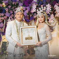 Makeup bernuansa merah-terakota hasil sapuan tangan makeup artist Dhirman Putra semakin menegaskan paras ayu seorang Mahalini. Foto: Dok. The Bridestory, Axioo