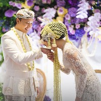 “Kami sepakat untuk mengedepankan tradisi pernikahan dari adat Sunda, yang merupakan latar belakang keluarga Iky, pada hari ini untuk menyeimbangkan prosesi dan ritual adat Bali yang sudah kami jalankan pada tanggal 5 Mei silam. Sehingga seluruh rangkaian acara memiliki sentuhan ragam budaya serta adat Bali dan Sunda yang mewakili kedua belah pihak keluarga kami,” ujar Mahalini kepada Bridestory. Foto: Dok. The Bridestory, Axioo