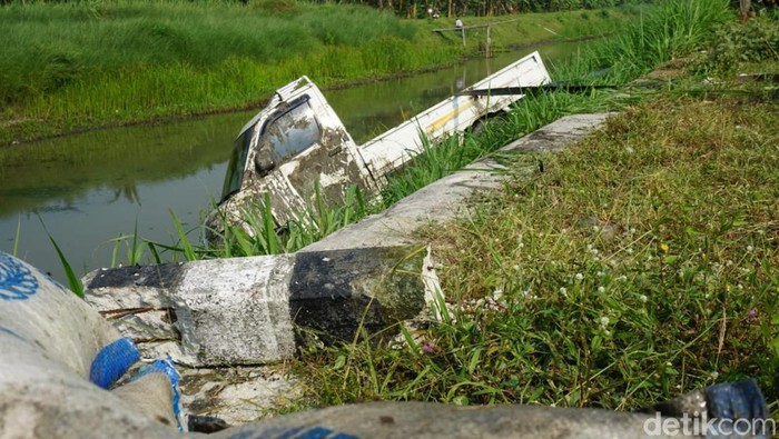 Pikap nyemplung sungai sedalam tiga meter di Kulon Progo, Jumat (10/5/2024)