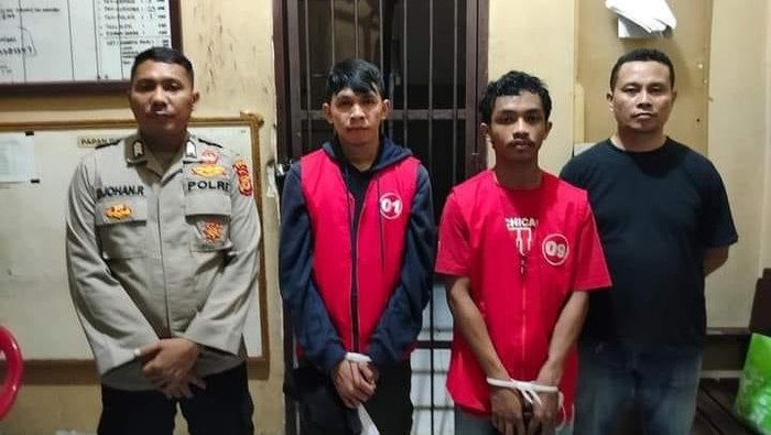 Tersangka pemeran video sesama jenis inisial AP dan UO saat hendak ditahan di Rutan Polda Maluku.
