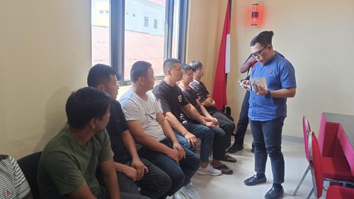 Dirkrimum Polda NTT, Kombes Patar Silalahi, saat mengecek indentitas dan menginterogasi enam warga China di Mapolda NTT, Jumat (10/5/2024).