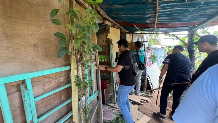 Polisi membongkar bangunan semi permanen di Simpang Dam, Sei Beduk, Batam yang diduga dijadikan tempat transaksi narkoba. (Dok Satresnarkoba Polresta Barelang)