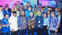 Sebagai informasi, sejumlah calon kepala daerah dari parpol lain hadir dalam acara Rakornas PAN. Di antaranya bacagub Banten yang sekaligus politikus Golkar Airin Rachmi Diany, bacagub Lampung petahana sekaligus politikus Golkar Arinal Djunaidi, bacagub Maluku yakni eks Gubernur Maluku Murad Ismail. Selain itu, hadir juga bacagub Jatim petahana Khofifah Indar Parawansa. Kemudian, bacagub Jabar dari PAN Bima Arya.