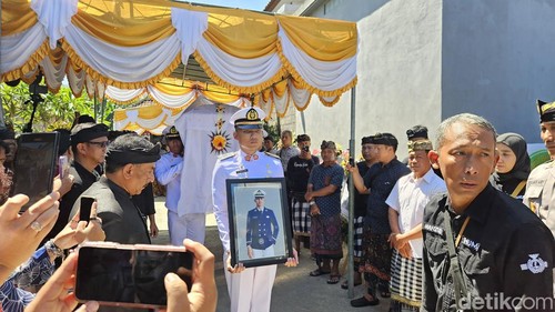 Prosesi ngaben jenazah Putu Satria Ananta Rustika, mahasiswa STIP Jakarta asal Klungkung, Bali, yang tewas dianianya senior.