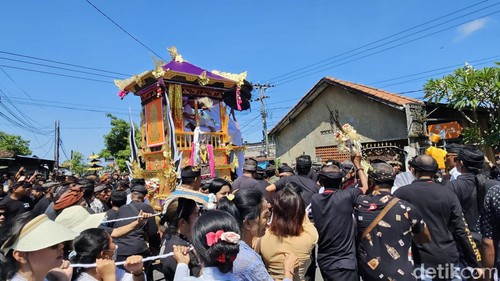 Prosesi ngaben jenazah Putu Satria Ananta Rustika, mahasiswa STIP Jakarta asal Klungkung, Bali, yang tewas dianianya senior.
