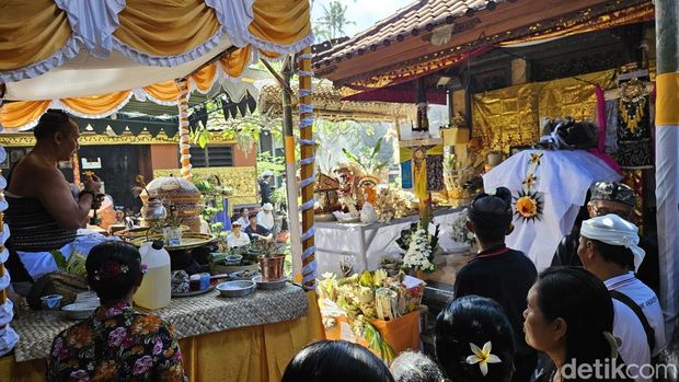 Prosesi ngaben jenazah Putu Satria Ananta Rustika, mahasiswa STIP Jakarta asal Klungkung, Bali, yang tewas dianianya senior.