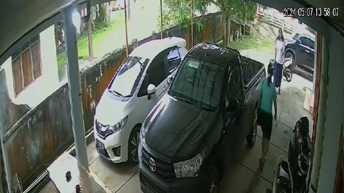 Rekaman CCTV dugaan penganiayaan siswi SMP di Belitung.