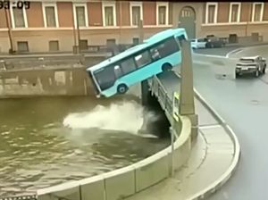 Rekaman Detik-detik Bus Jatuh ke Sungai di Rusia, 3 Orang Tewas