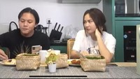 Di kanal YouTube Rizky Febian, banyak momen keduanya saat makan bersama. Ada momennya saat makan nasi yang dikemas dengan besek bambu. Foto: Instagram/youtube