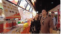 Jalan-jalan ke Thailand, Rizky Febian dan Mahalini mampir ke pasar malam. Mereka mencicipi kuliner crepes varian pisang cokelat. Foto: Instagram/youtube