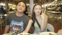 Ini merupakan keseruan Rizky Febian dan Mahalini saat kulineran di sebuah pusat kuliner yang ada di Bangkok. Foto: Instagram/youtube