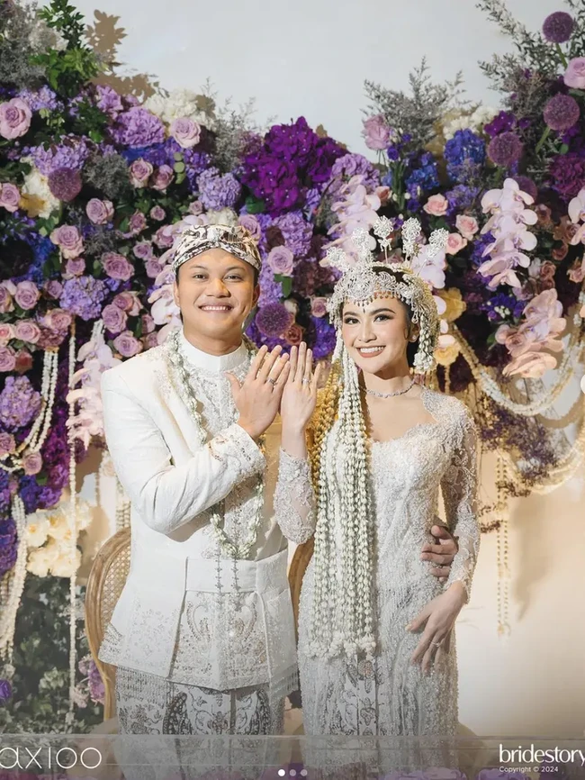 Setelah berpacaran cukup lama Rizky Febian dan Mahalini akhirnya meresmikan hubungan mereka sebagai pasangan suami-istri. Pernikahan keduanya digelar mewah. Sebelumnya Mahalini dan Rizky juga telah lebih dulu menjalani serangkaian prosesi adat jelang pernikahan. Foto: Instagram/youtube