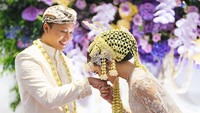 5 Foto Pernikahan Rizky Febian dan Mahalini Berbusana Pengantin Sunda