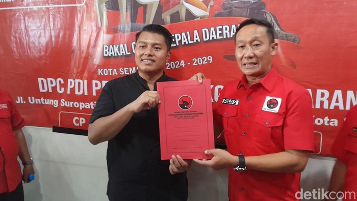 Sekretaris Damkar Kota Semarang, Ade Bhakti ambil formulir Calon Wakil Wali Kota di DPC PDIP Kota Semarang, Jumat (10/5/2024).