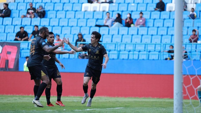 Selebrasi Francisco Rivera usai mencetak gol ke gawang Borneo FC.