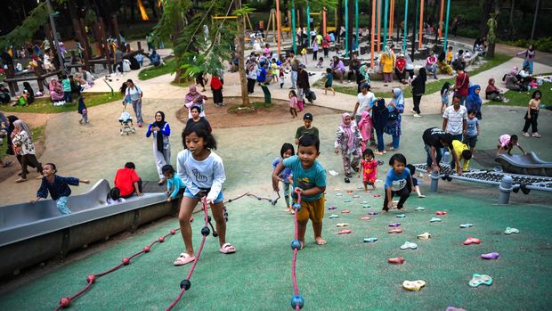 Sejumlah warga bermain di wahana yang tersedia di Tebet Eco Park, Jakarta Selatan, Kamis (9/5/2024). Taman seluas 7,3 hektar yang bisa diakses secara gratis oleh warga tersebut menjadi pilihan favorit warga Jakarta dan sekitarnya untuk memanfaatkan libur panjang akhir pekan dan cuti bersama yang bertepatan dengan hari Kenaikan Isa Almasih. ANTARA FOTO/M Risyal Hidayat/YU
