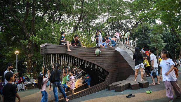 Sejumlah warga bermain di wahana yang tersedia di Tebet Eco Park, Jakarta Selatan, Kamis (9/5/2024). Taman seluas 7,3 hektar yang bisa diakses secara gratis oleh warga tersebut menjadi pilihan favorit warga Jakarta dan sekitarnya untuk memanfaatkan libur panjang akhir pekan dan cuti bersama yang bertepatan dengan hari Kenaikan Isa Almasih. ANTARA FOTO/M Risyal Hidayat/YU