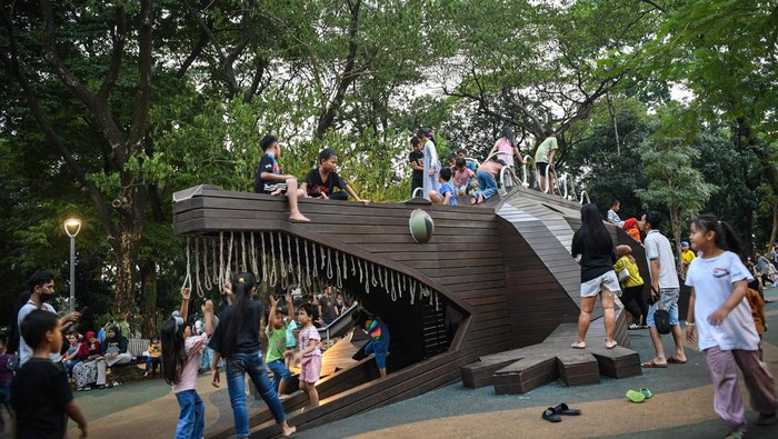 Serunya Menghabiskan Libur Panjang di Tebet Eco Park Sejumlah warga bermain di wahana yang tersedia di Tebet Eco Park, Jakarta Selatan, Kamis (9/5/2024). Taman seluas 7,3 hektar yang bisa diakses secara gratis oleh warga tersebut menjadi pilihan favorit warga Jakarta dan sekitarnya untuk memanfaatkan libur panjang akhir pekan dan cuti bersama yang bertepatan dengan hari Kenaikan Isa Almasih. ANTARA FOTO/M Risyal Hidayat/YU