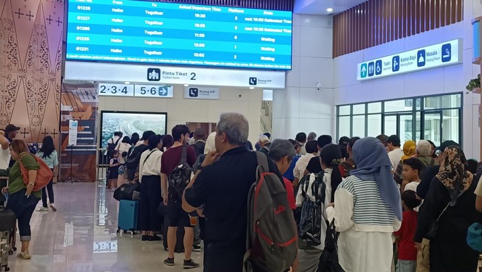 Kondisi antrean penumpang kereta cepat Whoosh di Stasiun Halim, Jakarta Timur, Jumat (10/5/2024).