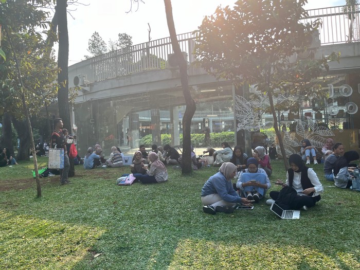 Indulgensi Ala Ibu di Taman Literasi Blok M: Oase Bacaan, Kuliner, dan Hiburan dalam Jangkauan