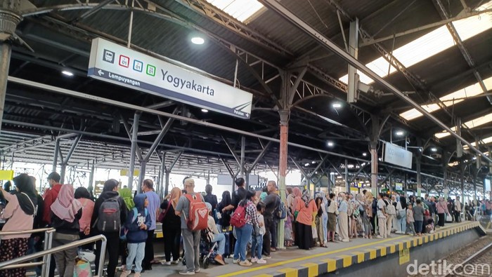 Suasana naik turun penumpang KA di Stasiun Tugu Jogja, Jumat sore (10/5/2024).