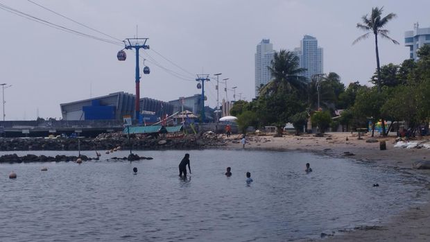 Suasana Pantai Ancol pada Jumat (10/5/2024)-(Belia/detikcom)