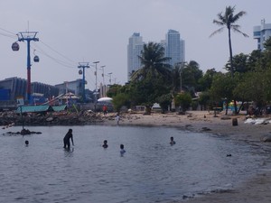 Warga Puas Bisa Main di Pantai Ancol karena Tak Terlalu Ramai