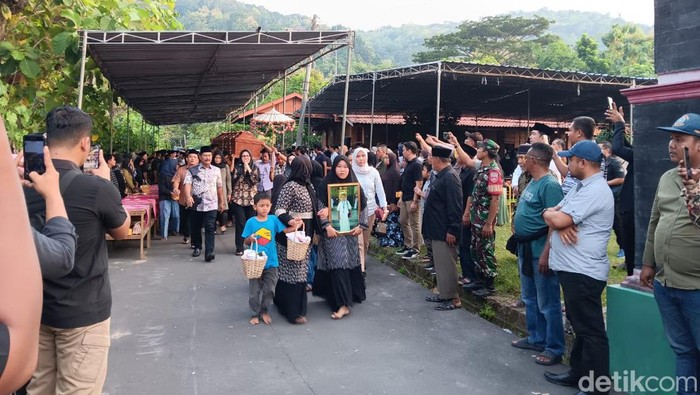Suasana pemberangkatan jenazah ayahanda Bupati Klaten Sri Mulyani, menuju pemakaman, di Desa Karangasem, Kecamatan Cawas, Kabupaten Klaten Jumat (10/5/2024).