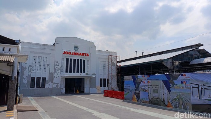 Suasana Pintu Timur Stasiun Tugu Jogja yang masih ditutup untuk alur calon penumpang KA, Jumat (10/5/2024).