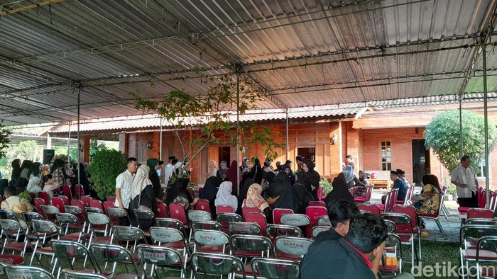Suasana rumah duka ayahanda Bupati Klaten Sri Mulyani, Jumat (10/5/2024).