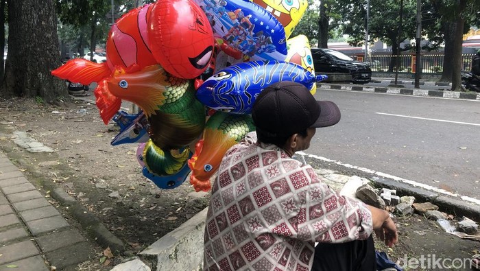 Suparman penjual balon di Jalan Supratman yang bermimpi jadi bos.