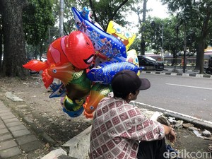 Mimpi Suparman, Penjual Balon di Supratman yang Ingin Jadi Bos